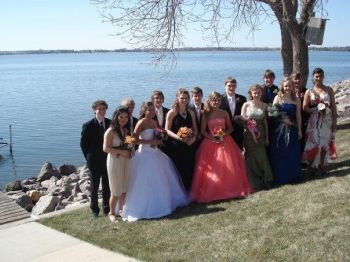 ... perfect dress and a bunch of good friends, all ready for prom