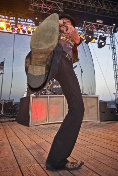 It’s always fun when an artist spots your camera and does something specifically for it. Big Kenny of Big & Rich held this pose forever for me at the <a href='http://www.siouxempirefair.com/' target='_blank'>Sioux Empire Fair</a>.