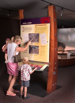 There are nine hands-on stations to learn about Sue’s eyesight, movement and sense of smell. Interactive pod 1, 'What a Find.' © The Field Museum