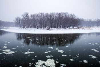 A bend in the Big Sioux during a peaceful snowfall.