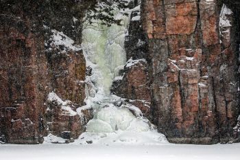 Meltwater icefall at Palisades State Park.